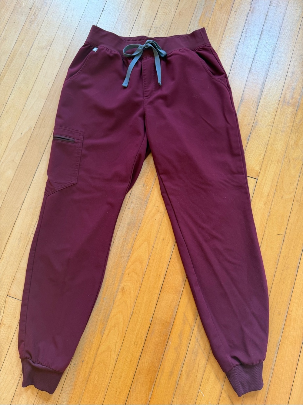 Figs Women’s Jogger Scrub Pants in Burgundy